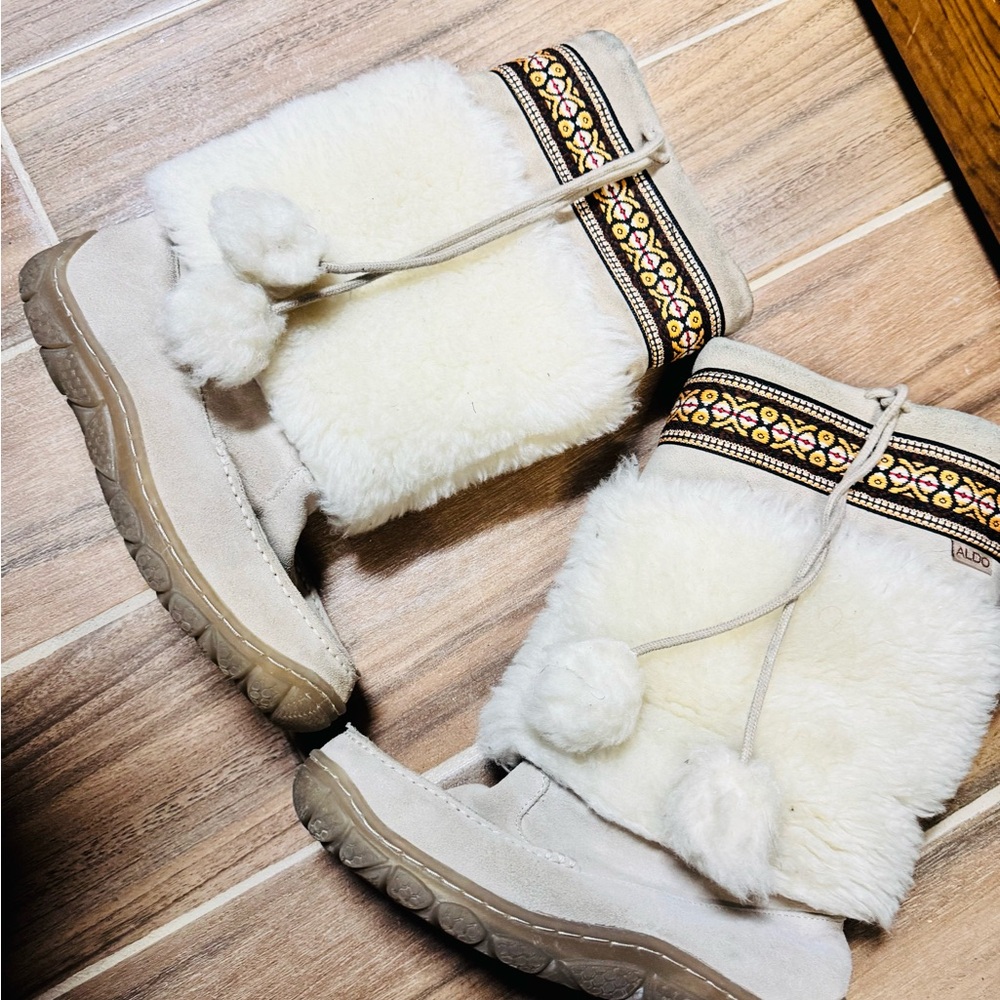 Vintage Aldo Cozy Cream Winter Boots with Pom Poms
